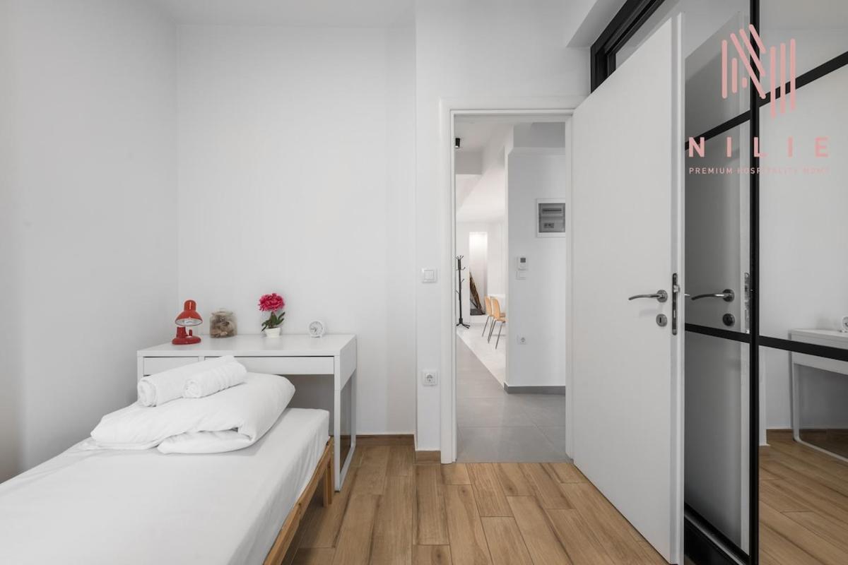 Pendente, Nilie Hospitality Mgmt Apartment